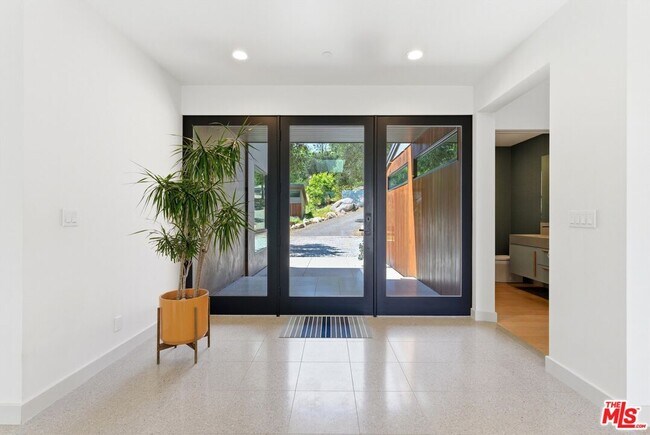 Foto del edificio - 3860 Madison Rd