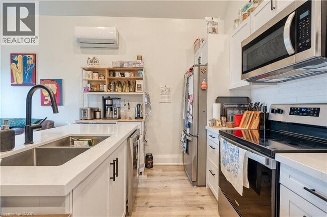 Building Photo - 64 Oxford St