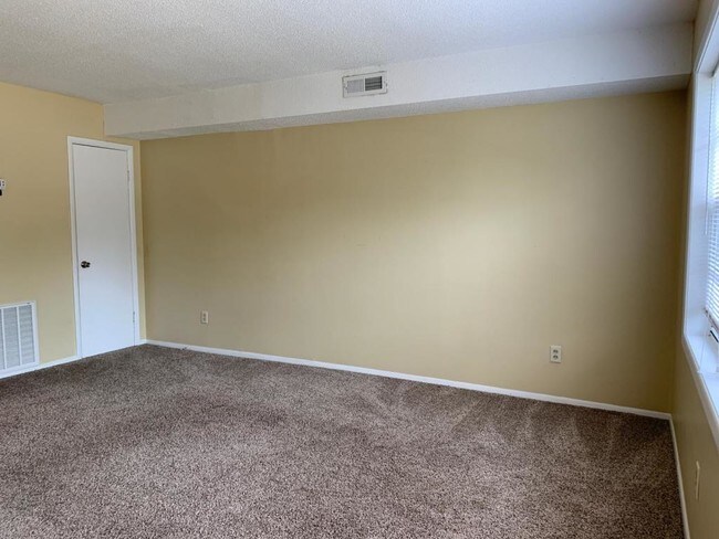 Building Photo - 102 Weeks Dr. #4