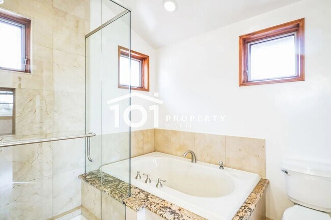 Foto del edificio - Spacious 4-Bedroom Home with 3 Bathrooms and a 2-Car Garage