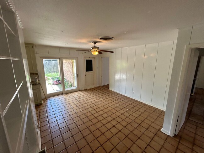Building Photo - 3 Bedroom 2 Bath House in Corpus Christi!