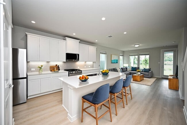 Foto del edificio - 33019 School Hl Rd