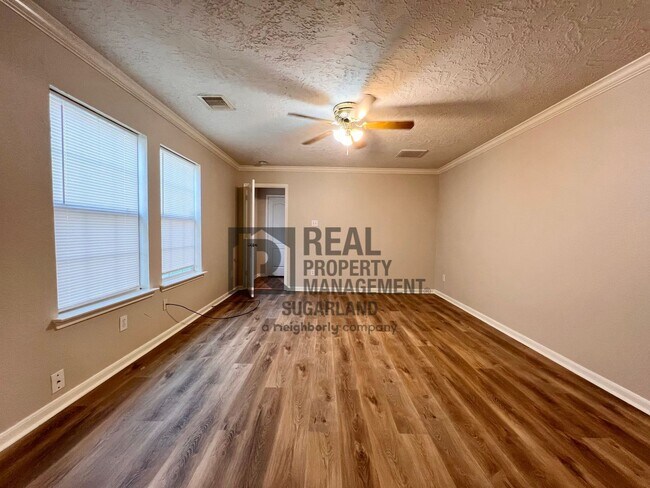 Foto del edificio - Gorgeous 4 Bed, 2.5 Bath Home in Prime Location!