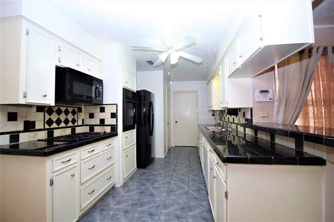 Building Photo - 10314 Sagerock Dr