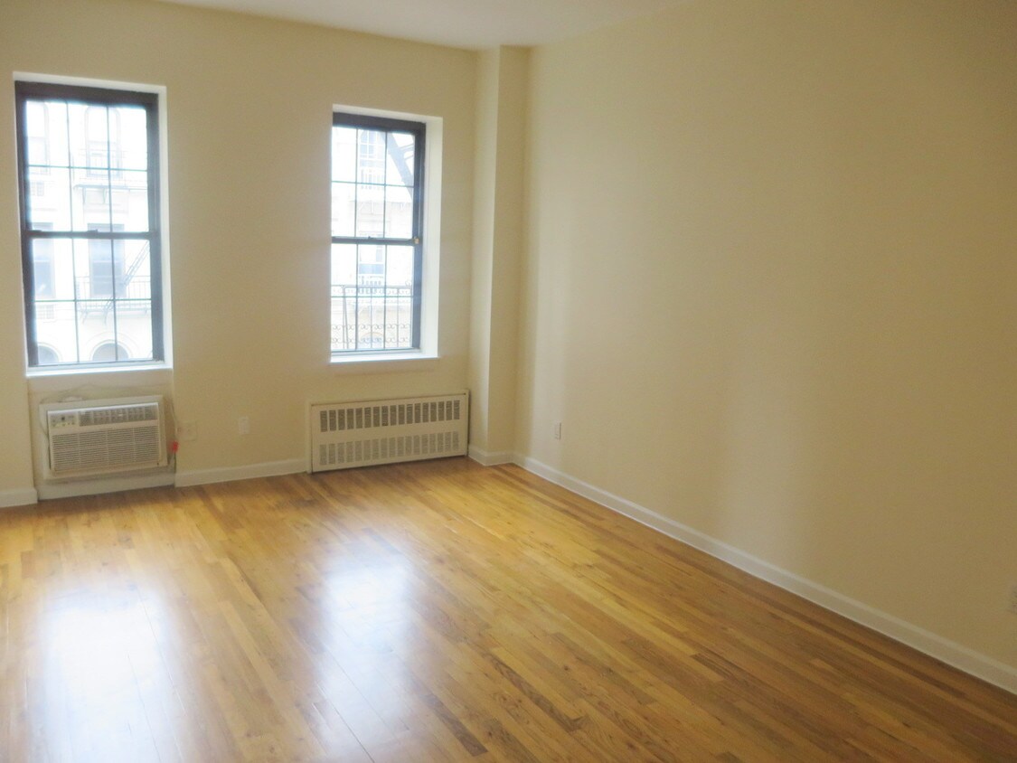 Primary Photo - 306 E 91st St