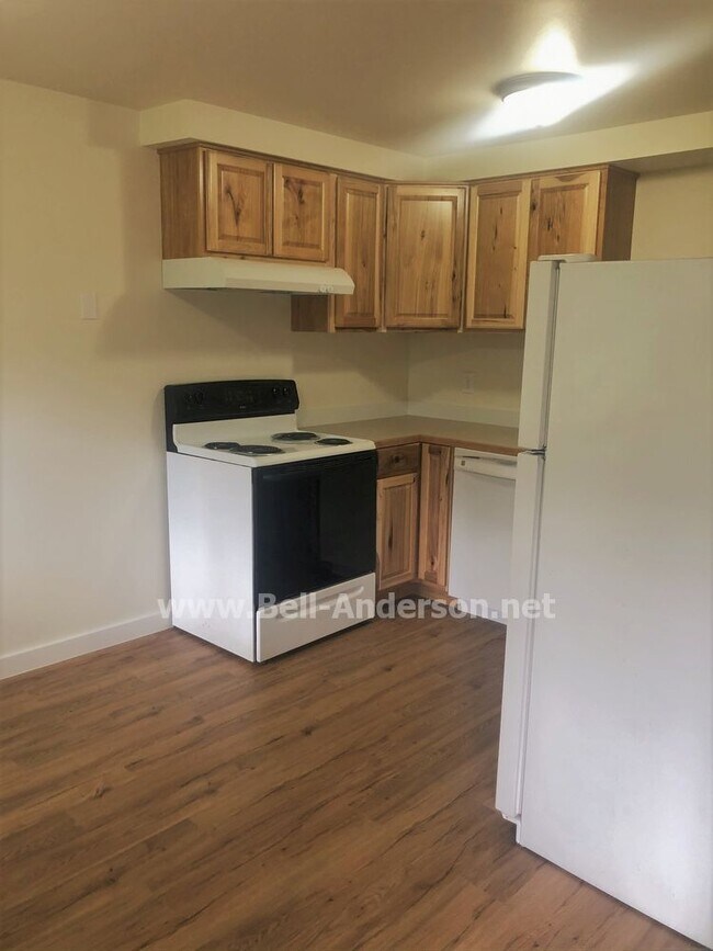 Building Photo - Beautifully Remodeled 2 Bedroom Apartment