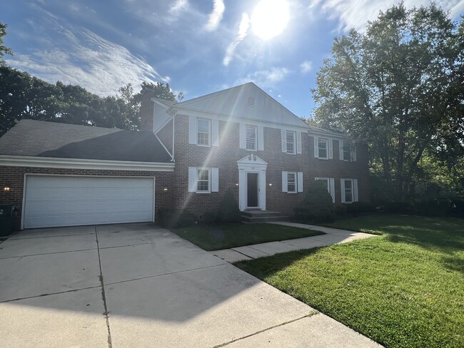 Building Photo - 725 Charlemagne Dr