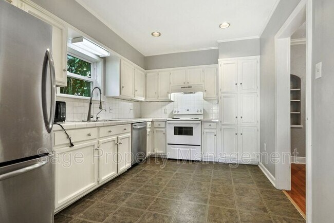 Foto del edificio - 2405 Orpine Ave