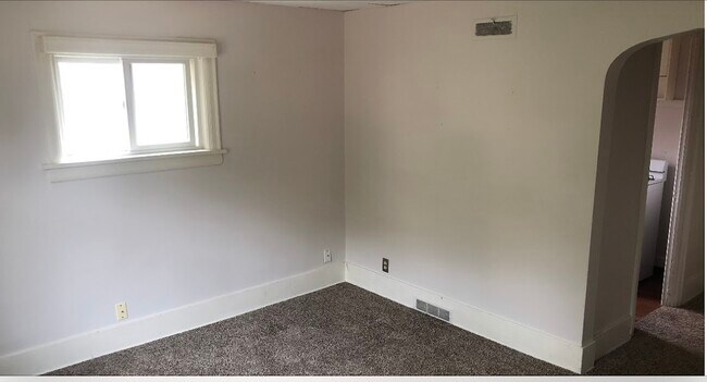 Living room - 304 Eddy Ct S