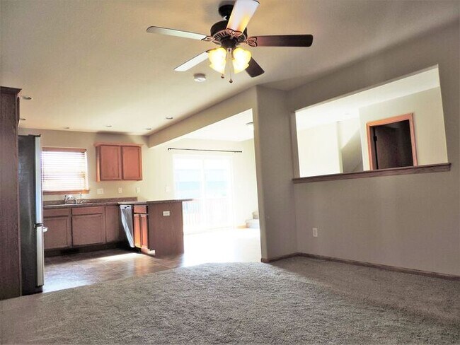 Foto del edificio - $1,650 | 3 Bedroom, 2.5 Bathroom TOWN HOME | NO PETS | Available for August 1st, 2026 Move In!