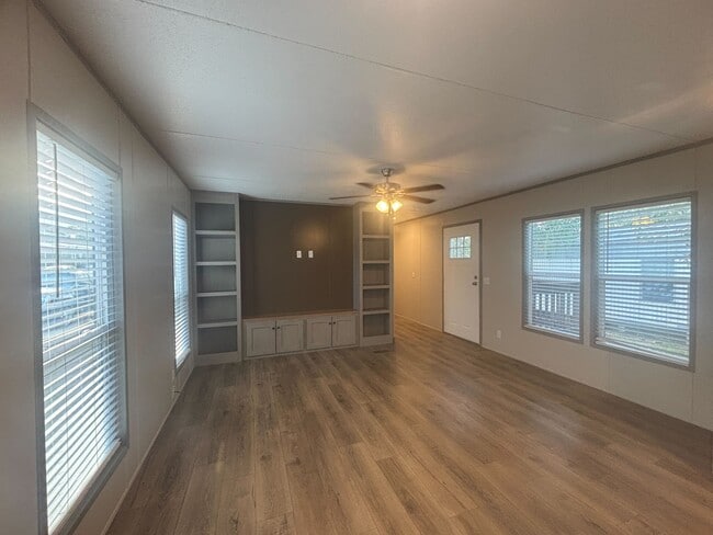 Building Photo - 210 Betty St