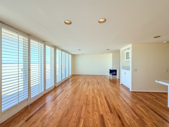 Building Photo - Stunning Oceanfront 3 Bed 3 Bed | Hollywoo...