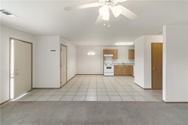 Building Photo - 301 E Marietta Ct