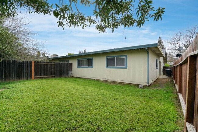 Building Photo - Beautiful duplex locate in Sacramento!