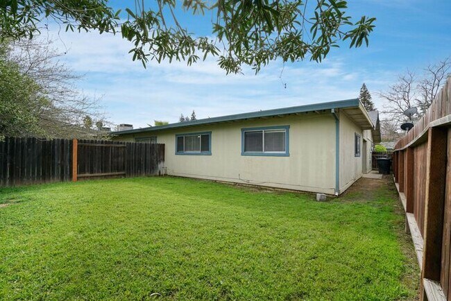 Foto del edificio - Beautiful duplex locate in Sacramento!