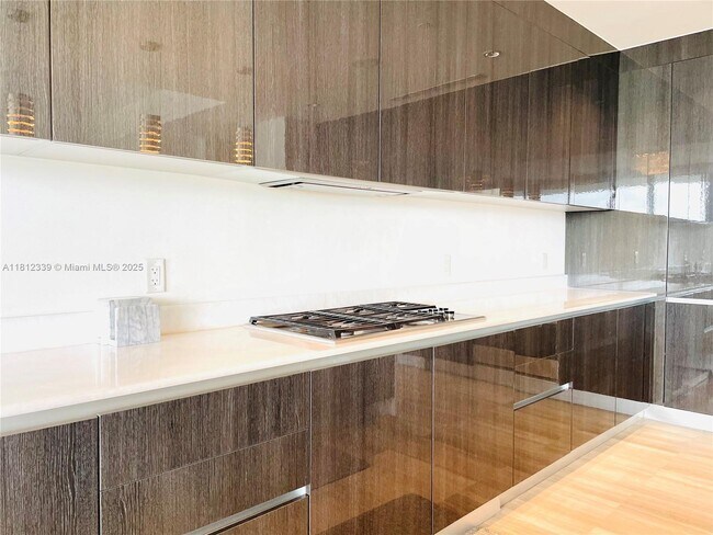 Foto del edificio - 3300 NE 188th St