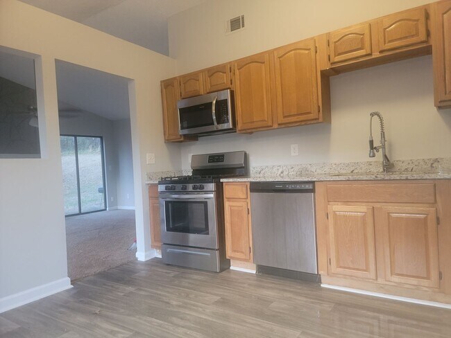 Building Photo - Super cute updated ranch! - Walk to Keningston Train Station - Self-Showings Available.