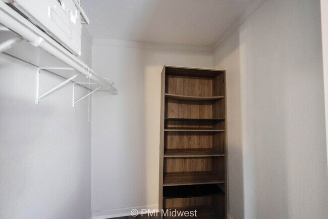 Building Photo - "Charming 2-Bed Apartment with 600 Sq Ft of Comfort in Greenfield, IN!"