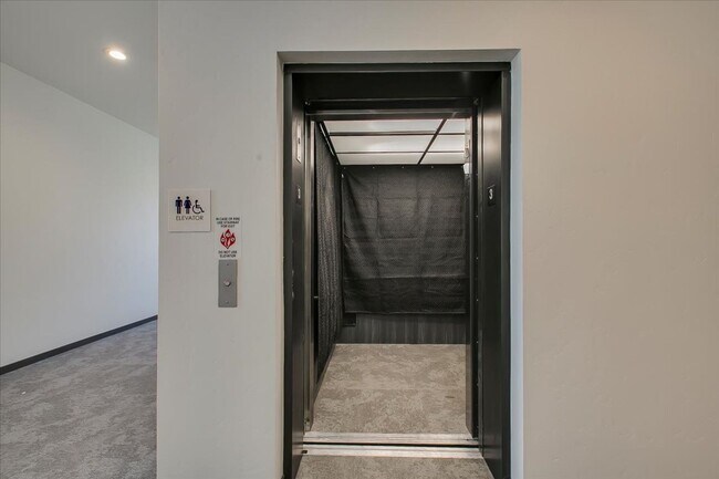 Foto del edificio - Absolutely! This home offers the perfect blend of luxury, convenience, and comfort.