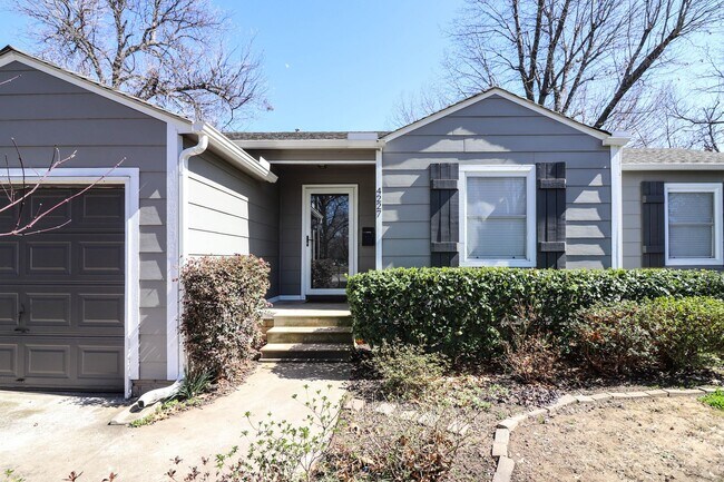 Foto del edificio - Cozy Bungalow in Brookside area, close to shopping for grocery, coffee shops, restaurants and muc...