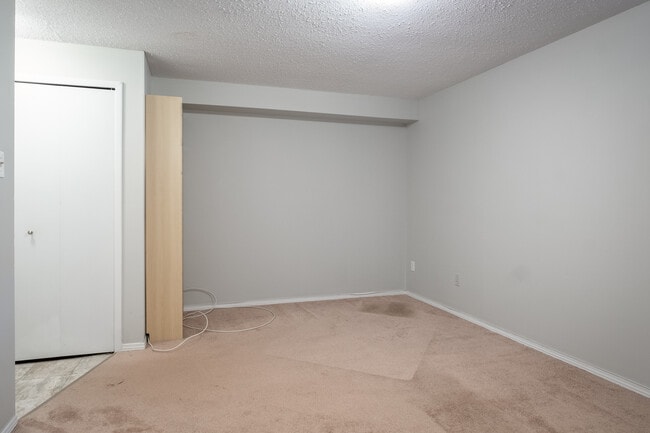 Building Photo - NEWLY RENOVATED THREE BEDROOM CONDO TOWN