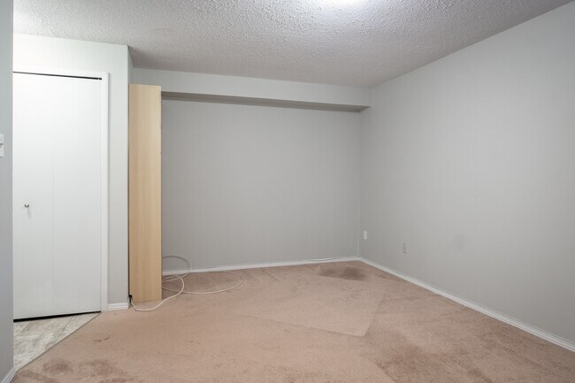 Photo du bâtiment - NEWLY RENOVATED THREE BEDROOM CONDO TOWN