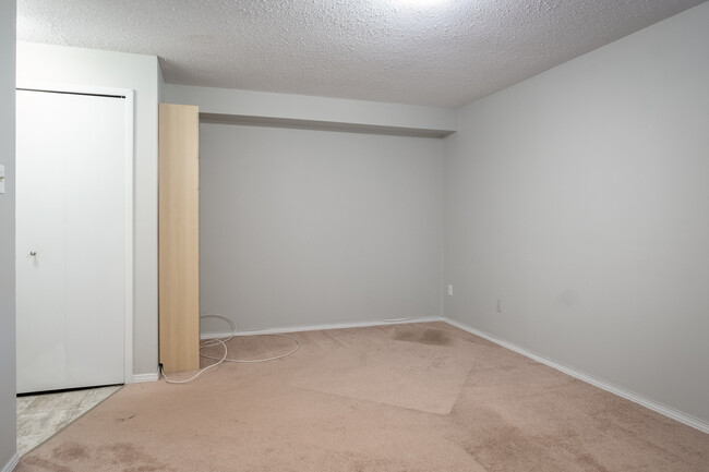 Building Photo - SOUTH CENTRAL THREE BEDROOM CONDO TOWN