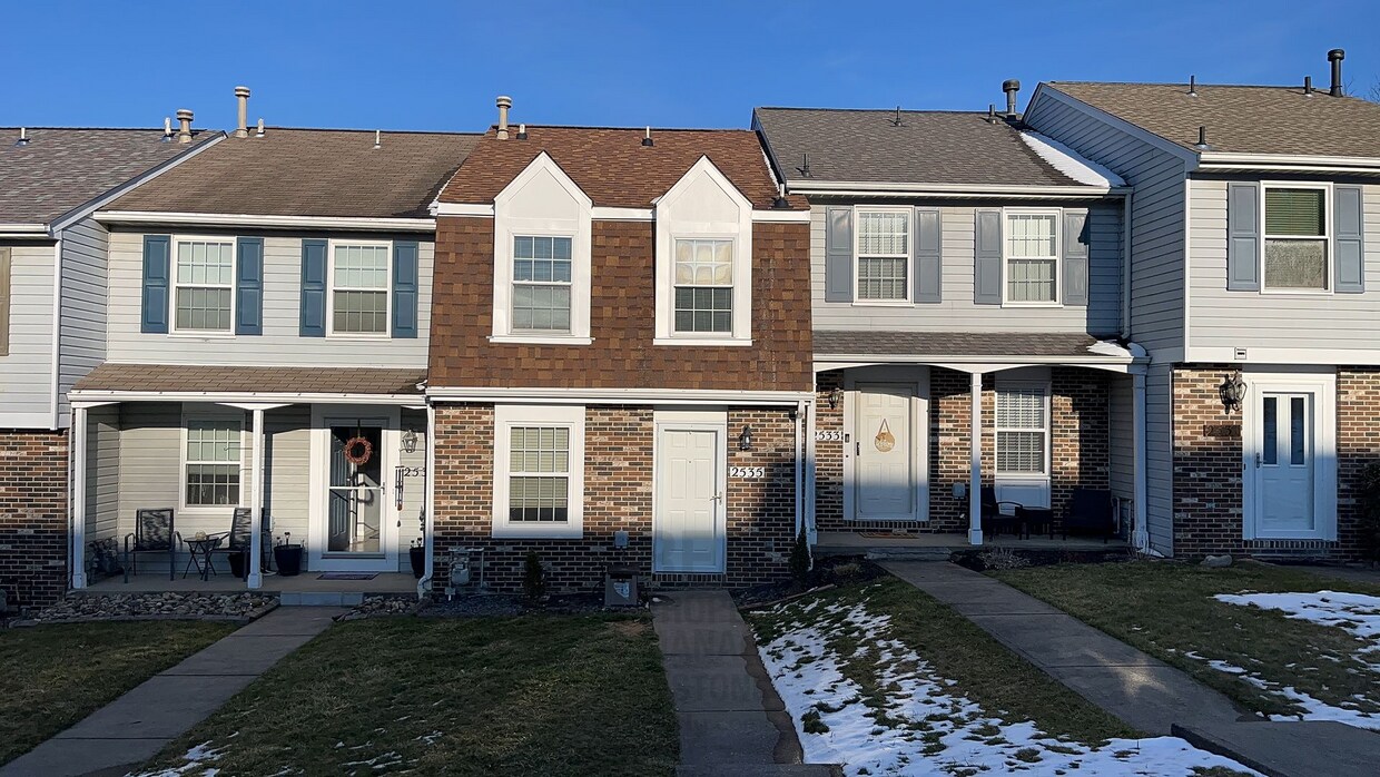 Foto principal - 2 Bedroom/1.5 Bath w/Garage & New Carpet i...