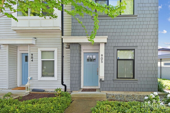 Building Photo - Charming 2 Bed + Den, 3 Bath Townhouse at ...