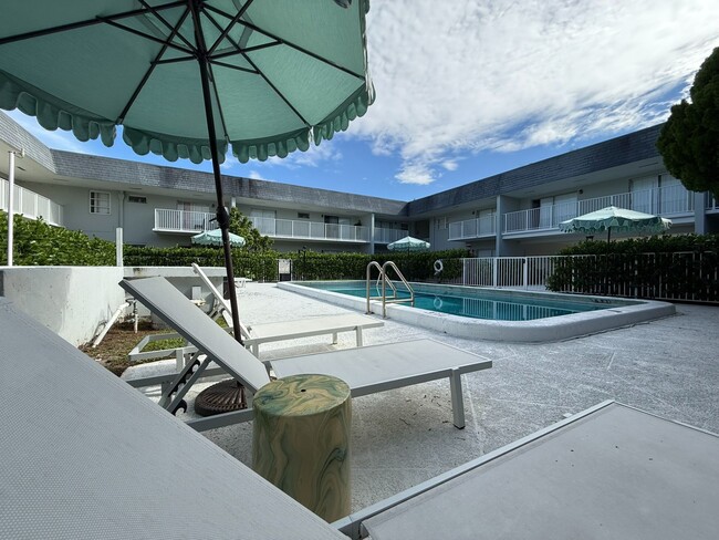 Foto del edificio - Brandon Palm Springs Apartment Homes