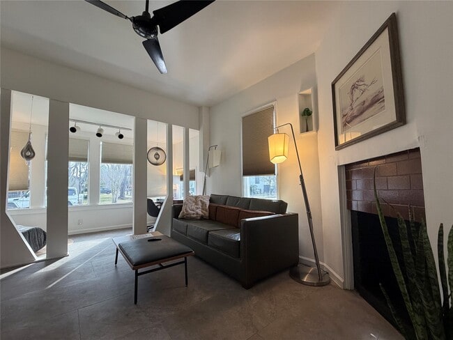 Building Photo - 318 Hyde Park Blvd