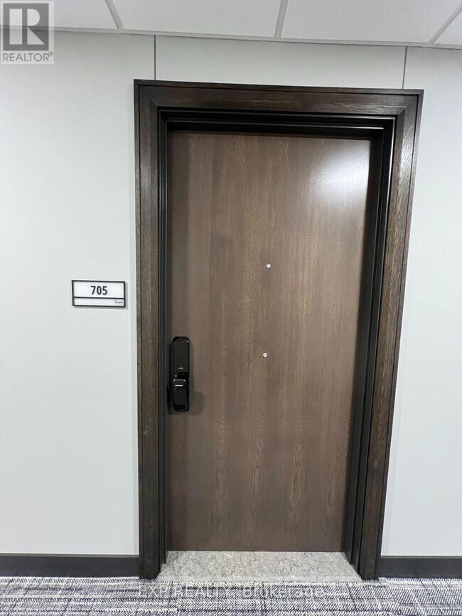 Photo du bâtiment - 741 King St W