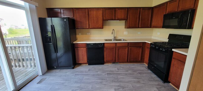 Building Photo - SPACIOUS 3 BEDROOM HALF DUPLEX!