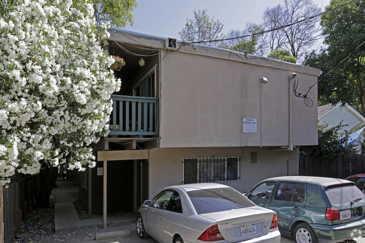 Building Photo - 2620 Q St