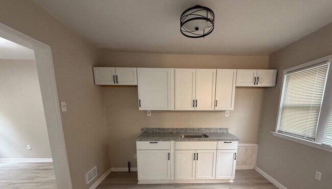 Foto del edificio - Renovated 3-Bedroom Home – We Welcome Sect...