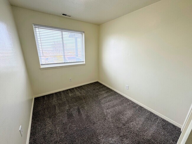 Foto del edificio - Three-Bedroom, Two-Bath Condo!