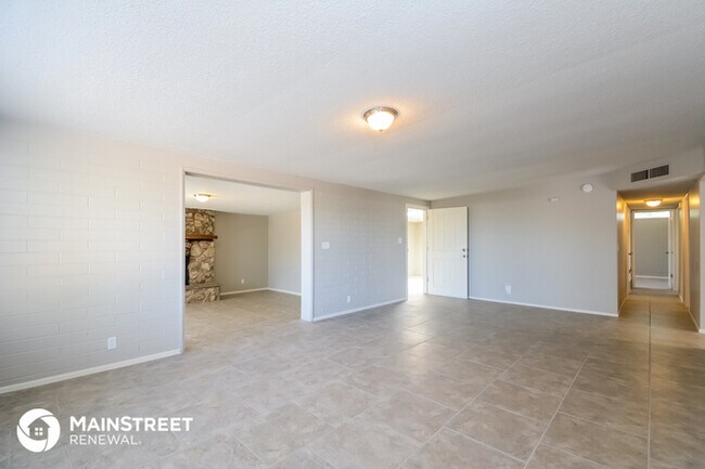 Building Photo - 3231 S Lakeside Dr