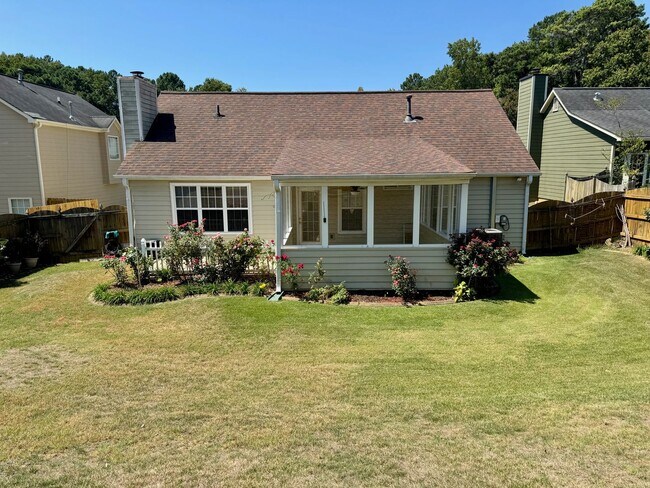 Foto del edificio - Sunroom and Fenced Backyard in the Heart of Kennesaw!