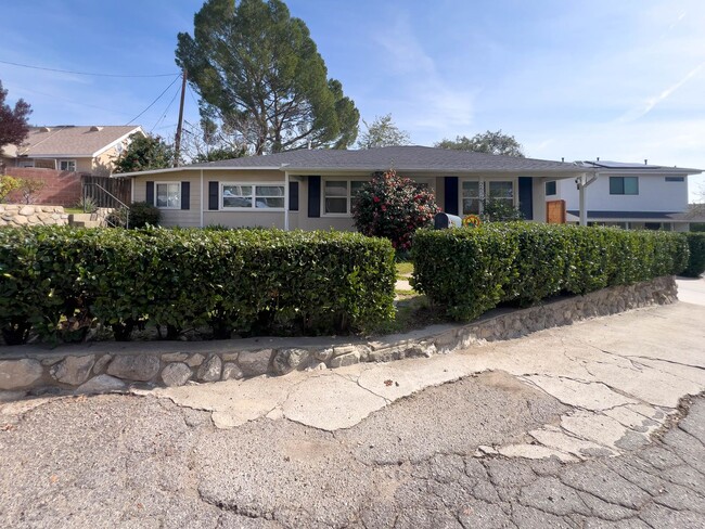 Building Photo - Charming 2BR Home in La Crescenta!