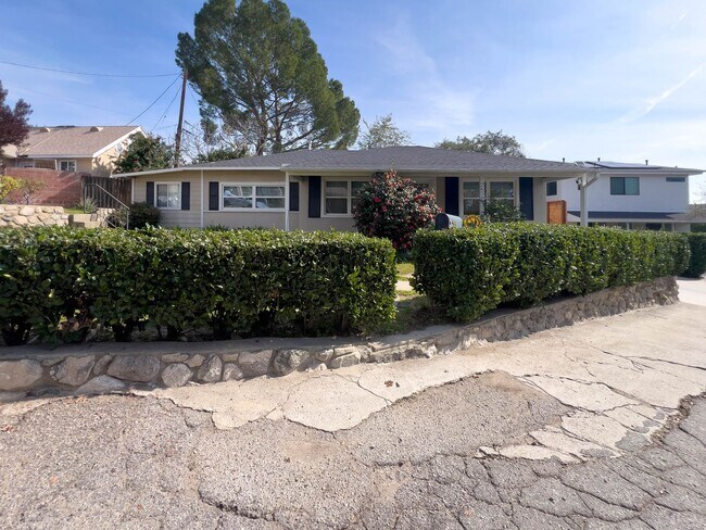 Foto del edificio - Charming 2BR Home in La Crescenta!
