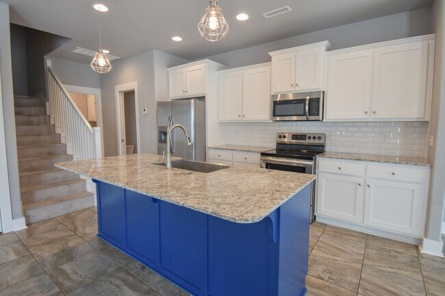 Building Photo - Luxurious 4 Bedroom, 3.5 Bathroom Home In ...