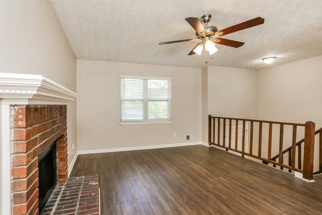 Building Photo - 2940 Valley View Dr