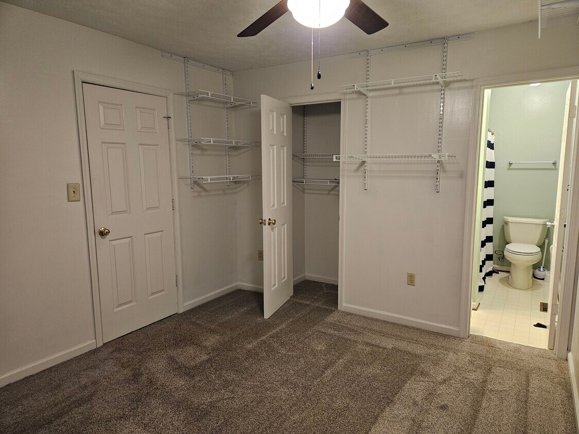 Dormitorio con baño privado adjunto - 584 Cromwell Ct