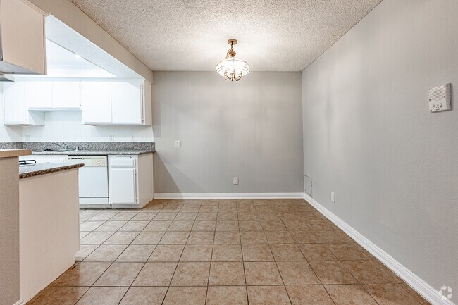 2 habitaciones, 2 baños - 1000 pies cuadrados - Comedor - 409 W Dryden St