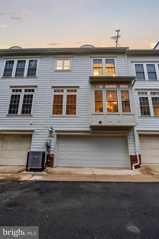 Building Photo - 904 W Glebe Rd