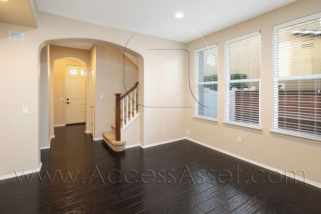 Building Photo - Lovely 3 Bed/2.5 Bath Home In A Cul-De-Sac...