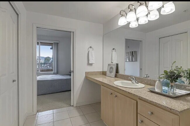 Foto del edificio - 1-bedroom, 1-bathroom top-floor corner unit condo offers comfort & convenience.