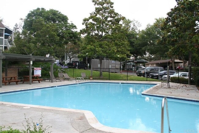 Building Photo - Stylish 2 Bed, 2 Bath Upper Unit in Prime ...