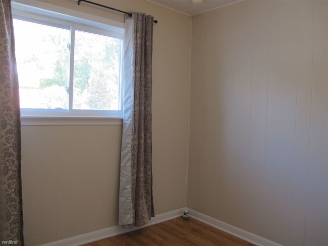 Building Photo - 1229 Moulin Ave