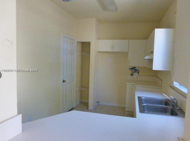Foto del edificio - 641 E Mowry Ct